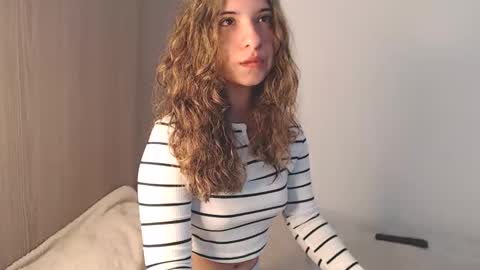 _abrill_20 online show from May 19, 2026, 3:51 pm