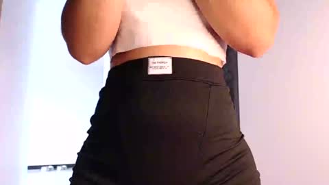 _abrill_20 online show from June 30, 2026, 4:08 pm