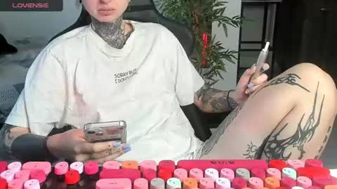 Snapshot of _feralberry__ chatting on June 23, 2026, 6:33 am Alis online show from June 23, 2026, 6:33 am