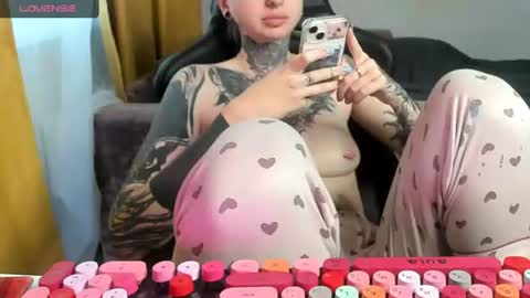 Snapshot of _feralberry__ chatting on July 6, 2026, 6:10 am Alis online show from July 6, 2026, 6:10 am