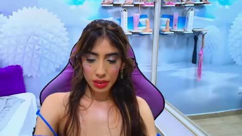 _gold_strawberry_ online show from June 17, 2026, 11:23 am