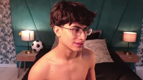 Aaron Ezequiel online show from June 14, 2026, 1:13 pm