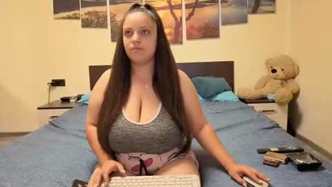 Adellineee online show from June 15, 2026, 8:33 pm