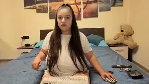 Adellineee online show from June 20, 2026, 8:44 pm
