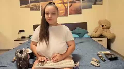 Adellineee online show from June 22, 2026, 8:39 pm