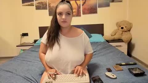 Adellineee online show from June 28, 2026, 8:37 pm