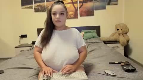Adellineee online show from July 22, 2026, 9:28 pm