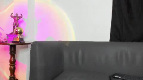Snapshot of alexroyce_ chatting on May 16, 2026, 9:39 am ALEX ROYCE online show from May 16, 2026, 9:39 am