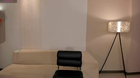 alinakravitz_ online show from May 22, 2026, 6:46 pm