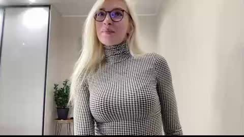 Kelly online show from June 21, 2026, 4:04 am