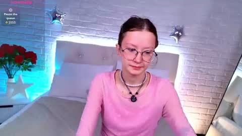 Snapshot of amelieviolet chatting on June 9, 2026, 3:29 am Amelie online show from June 9, 2026, 3:29 am