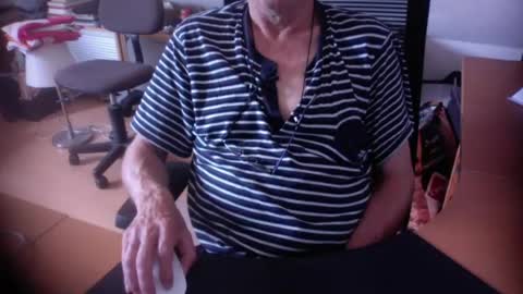 Snapshot of amor2200 chatting on August 5, 2026, 9:56 am Amor2200 online show from August 5, 2026, 9:56 am