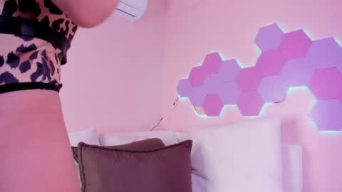 anne_millerr online show from June 5, 2026, 12:00 pm