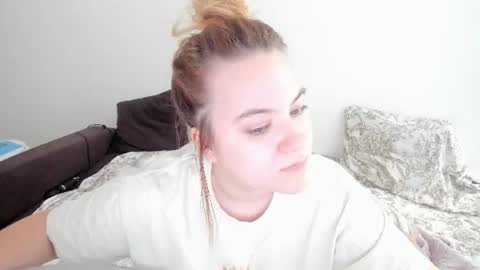 appleyummybuns online show from June 30, 2026, 11:11 am