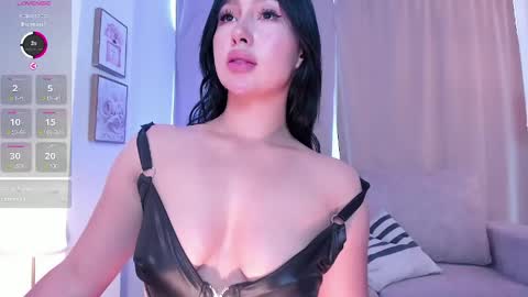 Snapshot of ari_es chatting on May 6, 2026, 2:44 pm Ari online show from May 6, 2026, 2:44 pm