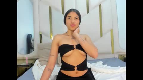 aurorahoney32 online show from May 5, 2026, 9:56 pm