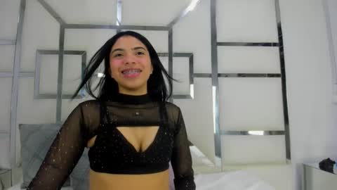 aurorahoney32 online show from May 12, 2026, 9:34 pm