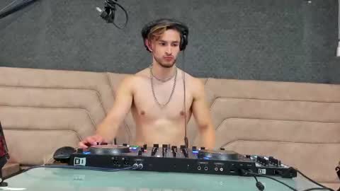 Axel  online show from June 17, 2026, 1:34 pm