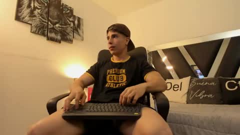 Snapshot of axelmartinezz chatting on April 22, 2026, 8:43 pm axelmartinezz online show from April 22, 2026, 8:43 pm