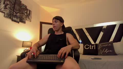 axelmartinezz online show from June 19, 2026, 9:51 pm