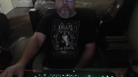 Snapshot of bighugmugg chatting on May 15, 2026, 11:17 am bighugmugg online show from May 15, 2026, 11:17 am