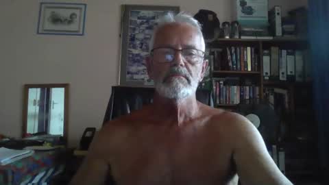 Snapshot of bobbgud chatting on April 12, 2026, 9:14 am Bobbgud online show from April 12, 2026, 9:14 am