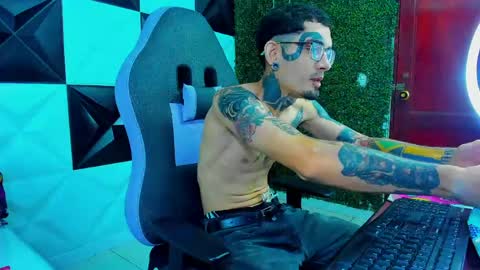 boy_tatto77 online show from May 27, 2026, 12:02 pm