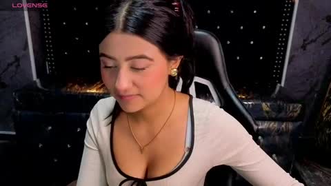 Snapshot of catalella_little_b chatting on June 4, 2026, 8:15 pm catalella_little_b online show from June 4, 2026, 8:15 pm