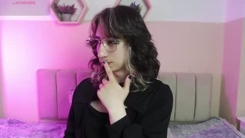 charlothe_dumont online show from June 18, 2026, 1:48 pm