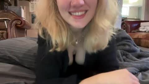 chatonblanchexx online show from July 15, 2026, 7:08 pm
