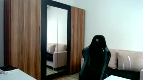 darius_94 online show from June 18, 2026, 6:57 am