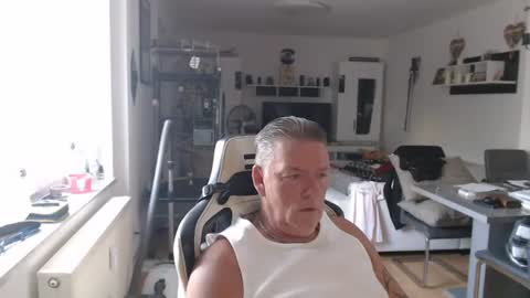 deinprinz2312 online show from July 15, 2026, 5:12 am