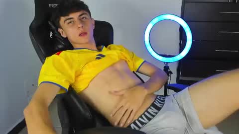 Snapshot of demian_cute chatting on July 6, 2026, 4:42 am Demian online show from July 6, 2026, 4:42 am