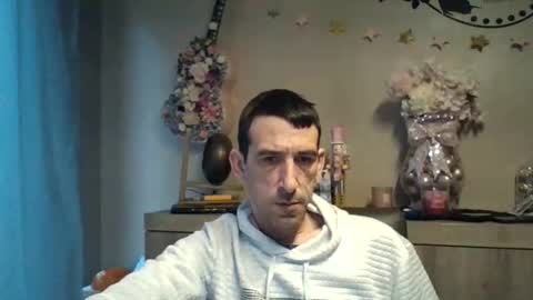 Snapshot of dreamguy38 chatting on December 19, 2025, 9:05 am dreamguy38 online show from December 19, 2025, 9:05 am