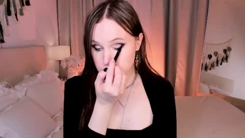 Snapshot of effiemur chatting on June 19, 2026, 10:13 pm Effie Mur online show from June 19, 2026, 10:13 pm