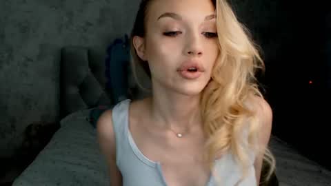Snapshot of ellamilla chatting on June 26, 2026, 1:04 pm ellamilla online show from June 26, 2026, 1:04 pm