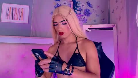 emily_castillo1_ online show from May 21, 2026, 12:50 am