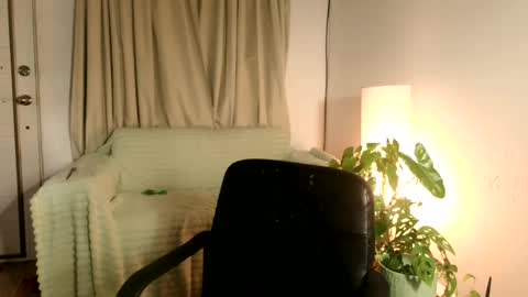 Snapshot of emma______1996 chatting on July 9, 2026, 5:44 am emma______1996 online show from July 9, 2026, 5:44 am