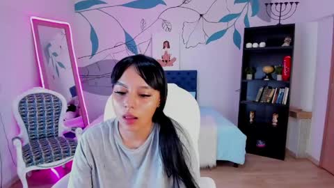 emma_rouxx online show from April 13, 2026, 7:08 pm