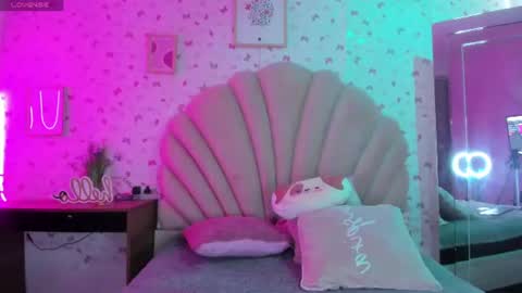 emmaa00_ online show from July 18, 2026, 5:17 pm