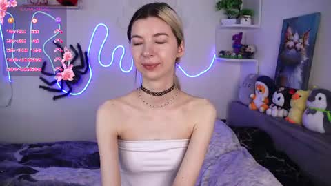 Snapshot of emmie_everly chatting on June 14, 2026, 1:35 pm emmie_everly online show from June 14, 2026, 1:35 pm