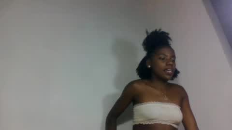 esmeraldae online show from October 31, 2025, 5:58 pm