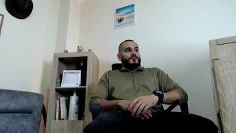 Snapshot of esteban_fer chatting on June 19, 2026, 12:31 pm Esteban Fernandez online show from June 19, 2026, 12:31 pm