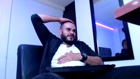 Snapshot of esteban_fer chatting on August 3, 2026, 7:18 am Esteban Fernandez online show from August 3, 2026, 7:18 am