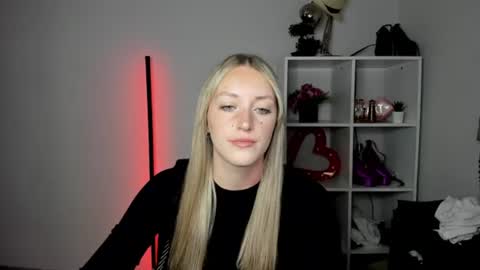 evelynblond online show from July 17, 2026, 1:07 pm