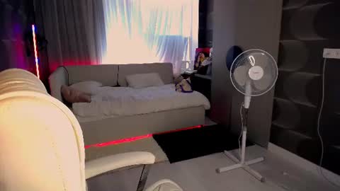 flamevixen online show from July 27, 2026, 12:01 pm