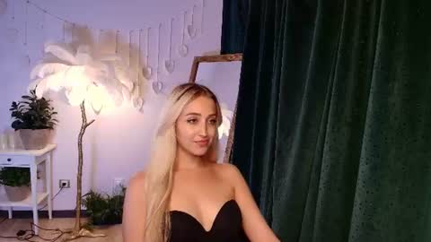 Elise online show from June 22, 2026, 3:36 am