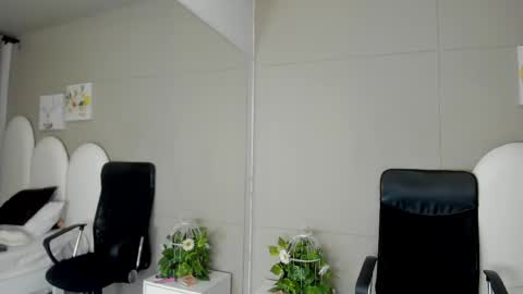 honey_hex_ online show from May 26, 2026, 12:34 pm