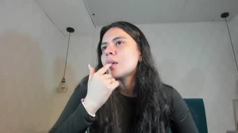 Snapshot of honeybuu_ chatting on June 16, 2026, 3:47 pm Emily online show from June 16, 2026, 3:47 pm