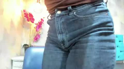 Snapshot of honeybuu_ chatting on July 28, 2026, 4:39 pm Emily online show from July 28, 2026, 4:39 pm